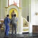 иконостас в процессе монтажа