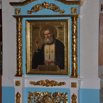 Икона преподобного Серафима Саровского в напольном киоте.